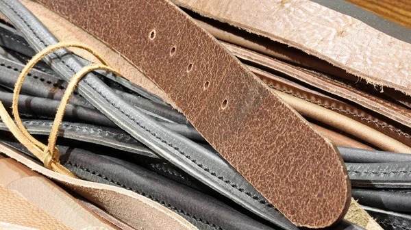 Leather belts for sale in the Italian artisan shop — Stock Photo, Image