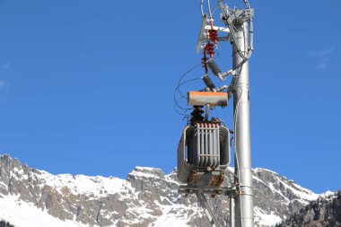 Kutup elektrik trafo ve yüksek gerilim elektrik kablosu ile