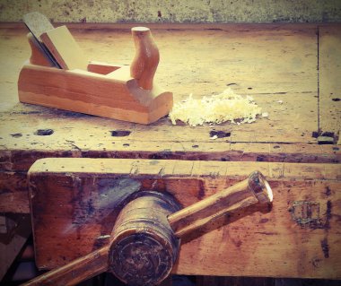 Yardımcısı ve plaka antika etkisi ile tezgah üzerinde