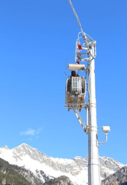 Elektrik trafo ve büyük kırmızı yüksek gerilim el ile çelik direk