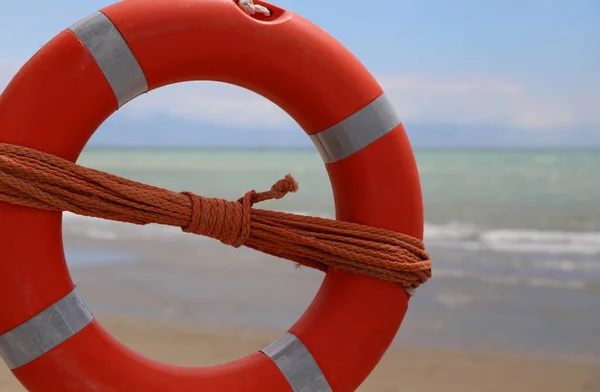 Boia salva-vidas junto ao mar com a corda de resgate — Fotografia de Stock