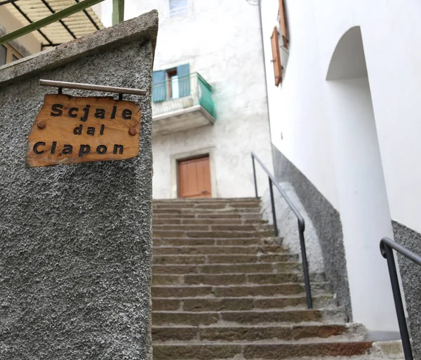 Sinal f a escada de pedra velha em língua italiana significa escadas — Fotografia de Stock