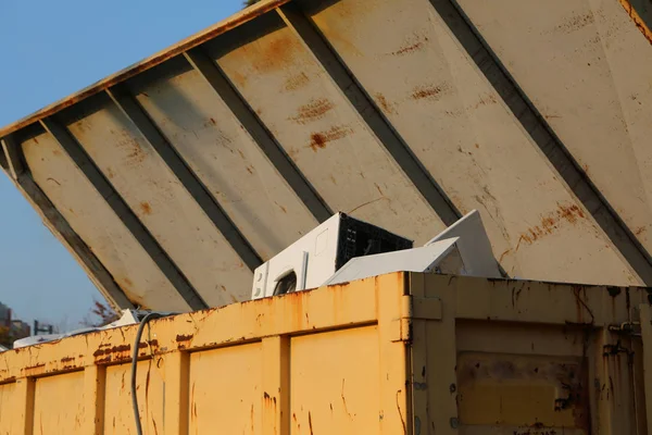 Containers met wasmachines in het midden van de collectie voor r — Stockfoto