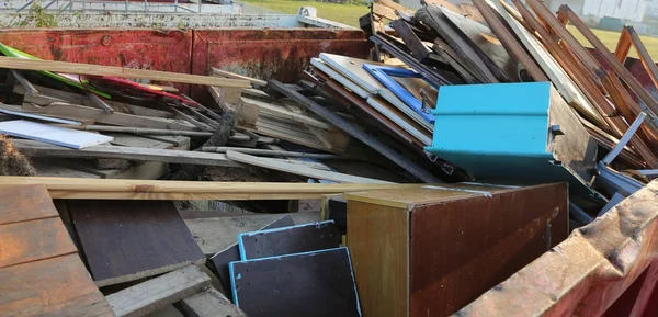 Deuren en houten gangpaden in het midden van de collectie van recycleerbaar m — Stockfoto