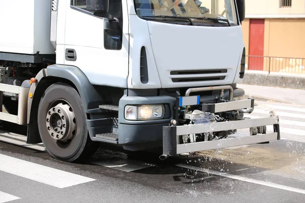 Camión para la limpieza de carreteras durante el lavado de asfalto con wat potente — Foto de Stock