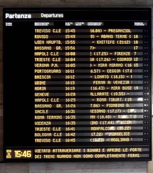 Horários de trem com sinais italianos e estações de chegada — Fotografia de Stock