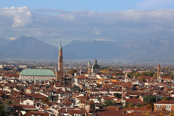 Město v Itálii a mnoha zvonicemi v Vicenza — Stock fotografie