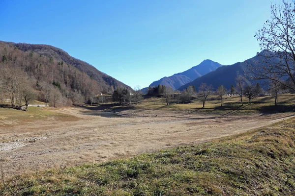 Paesaggio invernale dove un tempo c'era un lago nelle muni italiane — Foto Stock