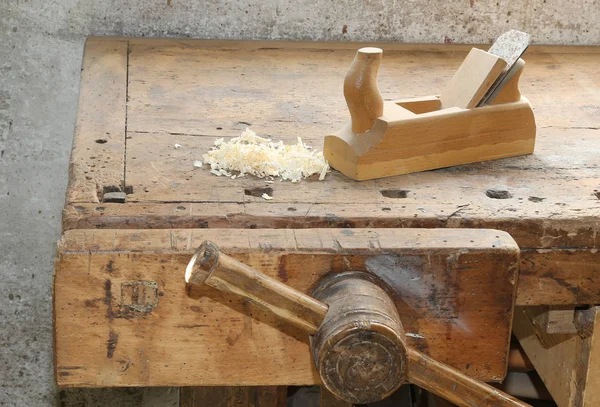 Stół warsztatowy z vice drewniane i strug — Zdjęcie stockowe