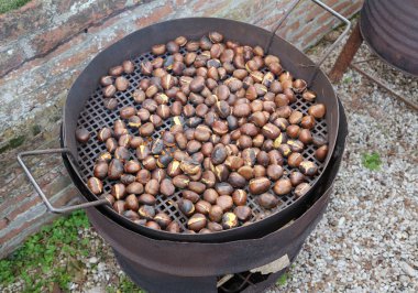 Bir popüler sonbahar ve kış yiyecek kavrulmuş kestane olduğunu