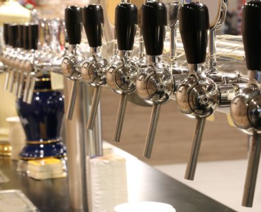 barda bira kupaları doldurmak için musluklar