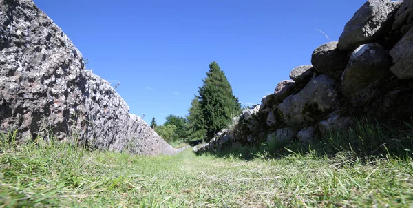 Sentier de montagne utilisé comme piste muletière bordée de dalles de pierre — Photo