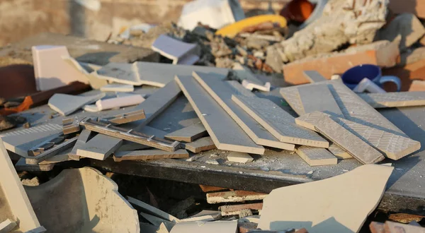 Viejos materiales de construcción en el centro de recogida de residuos — Foto de Stock