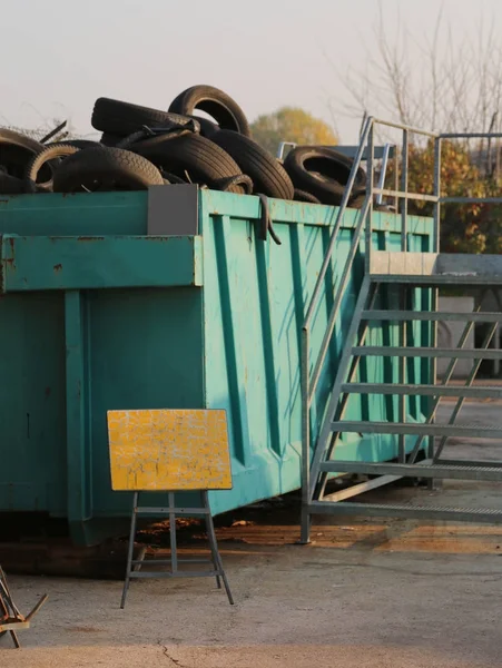 Old tires of cars and trucks in the collection center of recycla — Stock Photo, Image