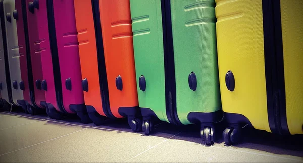 Yatılı vintage etkisi ile havaalanında bekleyen valizler — Stok fotoğraf