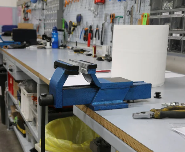 Vice on the workbench of a workshop — Stock Photo, Image