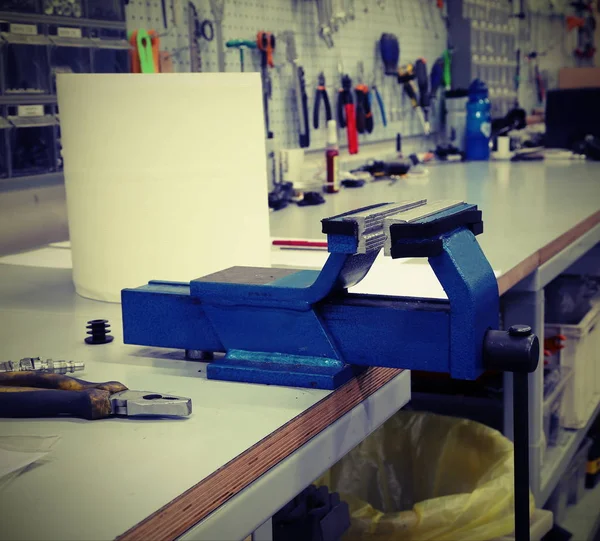 Vice on the workbench of a workshop — Stock Photo, Image