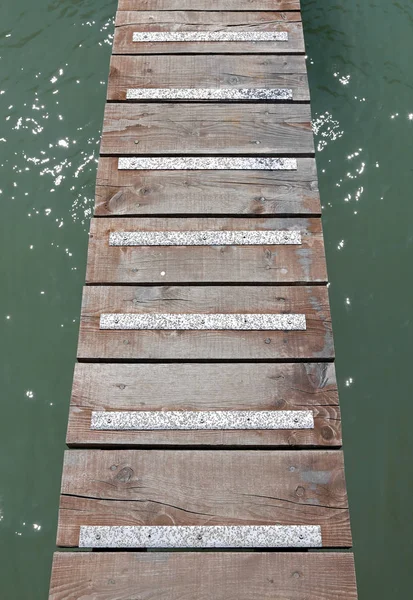Ξύλινα διάδρομος ανασταλεί πάνω από τη θάλασσα — Φωτογραφία Αρχείου