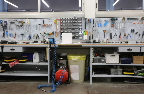 Workshop with large workbench and a large number of tools for ma — Stock Photo, Image