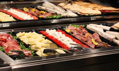 Bar tepsisi ile domates ve sebze salam sosis ile dolu