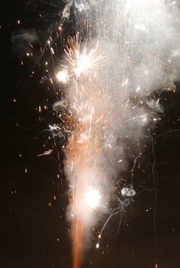 bir parti sırasında Yılbaşı kutlamak için Fireworks uygulamasını