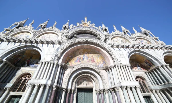Basilika des Heiligen Mark in Venedig Italien von unten gesehen — Stockfoto