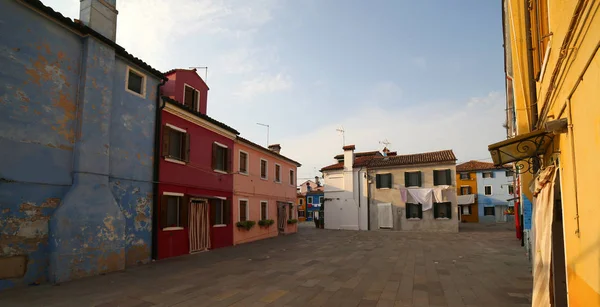Burano Italia es una isla cerca de Venecia con casas coloridas — Foto de Stock