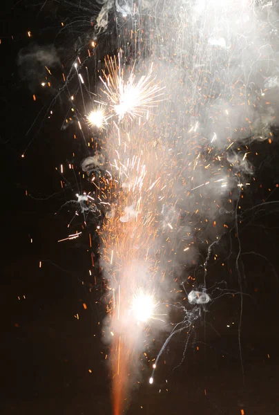 Фейерверк в честь Нового года во время вечеринки — стоковое фото