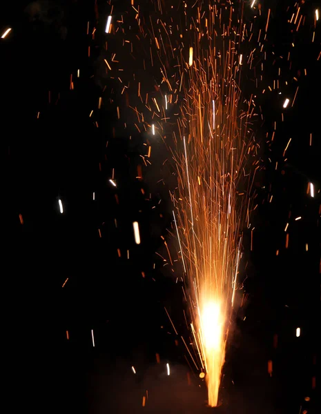 Πυροτεχνήματα για να γιορτάσουν το νέο έτος κατά τη διάρκεια ενός πάρτι — Φωτογραφία Αρχείου