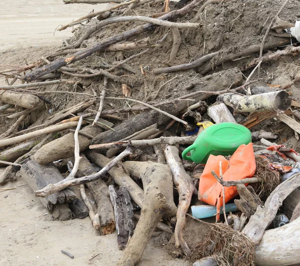 Garbage and plastic pieces gathered on the beach by the sea — Stock Photo, Image