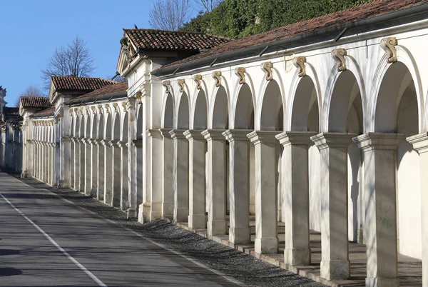 Pasarela histórica para que los peregrinos lleguen al santuario de Nuestra Señora —  Fotos de Stock