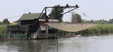 Stilts evler ile balık ağlarına Nehri üzerinde balıkçılık için