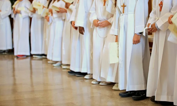 Children with white tunic during the religious rite of the First — Stock Photo, Image