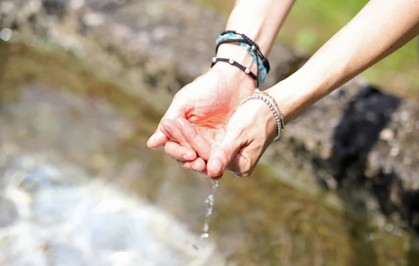 Mädchen sammelt frisches Wasser aus dem Brunnen — Stockfoto
