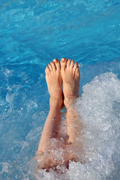 Füße der jungen Frau während einer Hydromassage im Wellnessbereich — Stockfoto