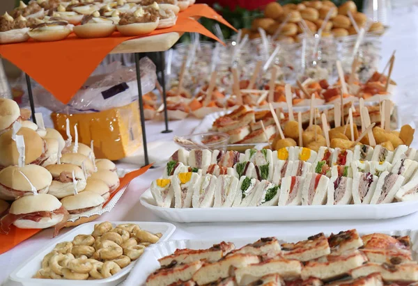 Sándwiches y sándwiches en la fiesta —  Fotos de Stock