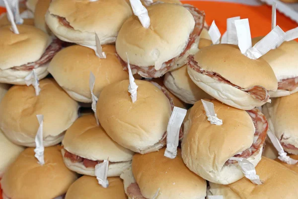 Broodjes boven de tafel tijdens een buffet — Stockfoto