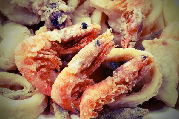 Três camarões e outros peixes fritos e frutos do mar no restau de peixe — Fotografia de Stock