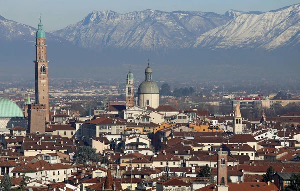 Vista sulla città di VICENZA in Italia e la torre più famosa e la — Foto Stock