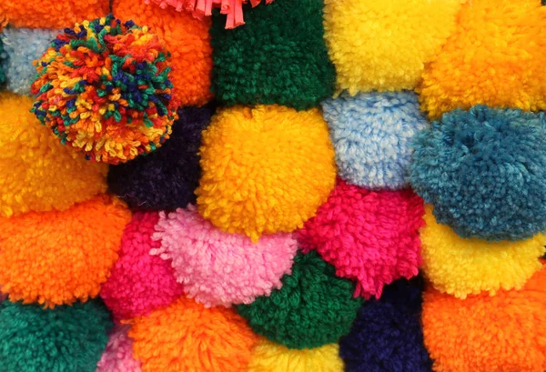 Ponpon de lana de fondo muy suave y colorido — Foto de Stock