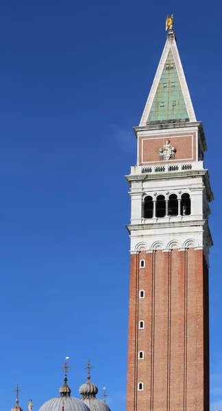 Bell tower av Markusplatsen i Venedig Italien — Stockfoto