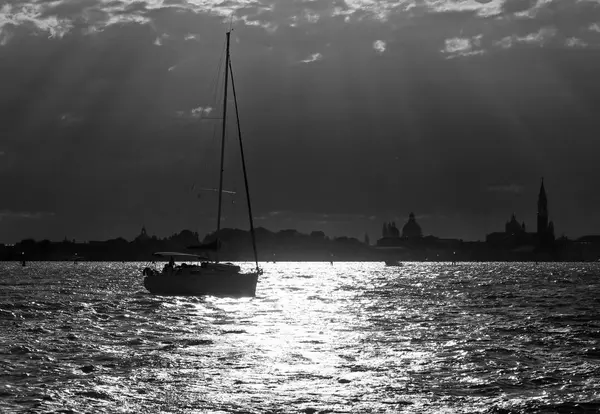 Arkadan aydınlatmalı ve siyah ve beyaz photogr denize sıfır yelken tekne — Stok fotoğraf