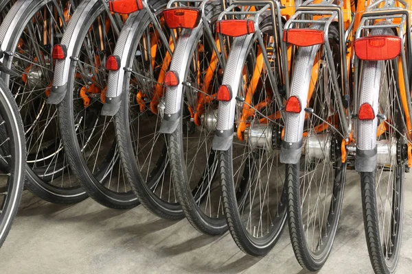 Bicicletas utilizadas durante el intercambio de bicicletas para visitar la ciudad sin estacionamiento — Foto de Stock