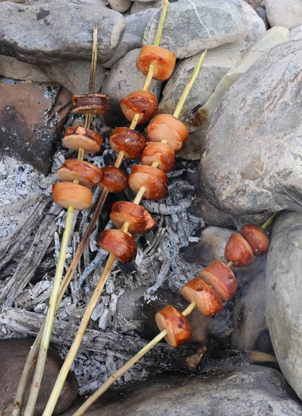 Cozinhar wurstel e salsicha em fogo quente — Fotografia de Stock