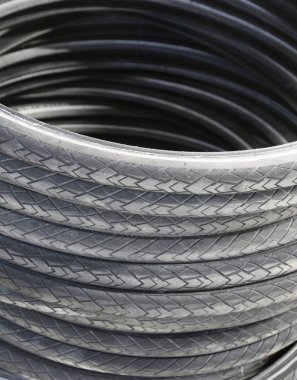 Birçok eski lastikler Bisiklet geri dönüştürülebilir atık döküm için