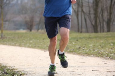 Sabah egzersiz sırasında spor ayakkabıları ile yalnız runner