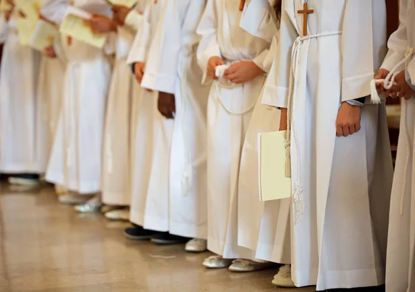 Skupina dětí s bílou tuniku během náboženského obřadu — Stock fotografie