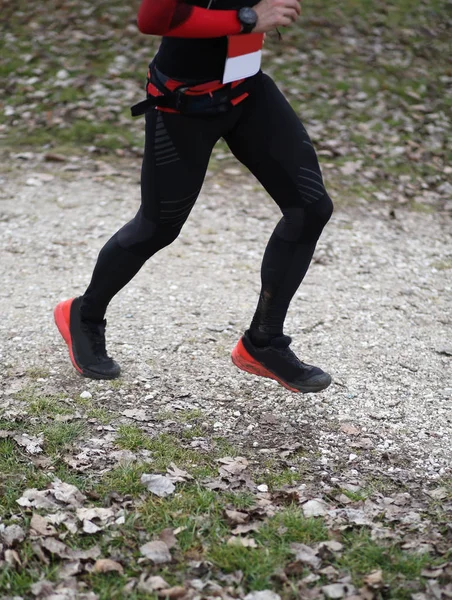 Singolo corridore che corre su strada di campagna durante una gara — Foto Stock