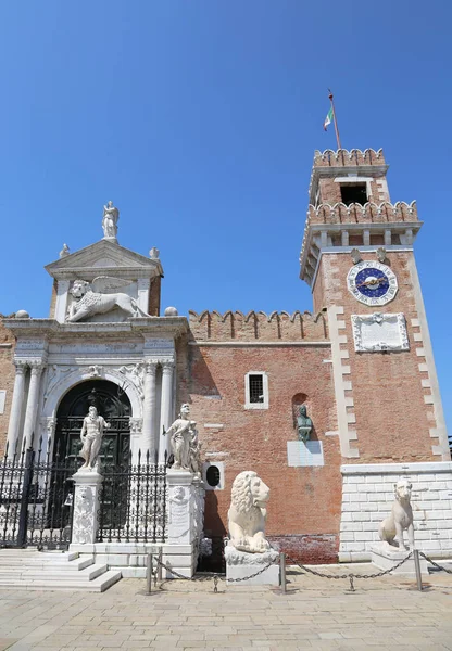 Venice Włochy Wieża zegarowa z zabytkowym pałacu o nazwie Arsenale — Zdjęcie stockowe