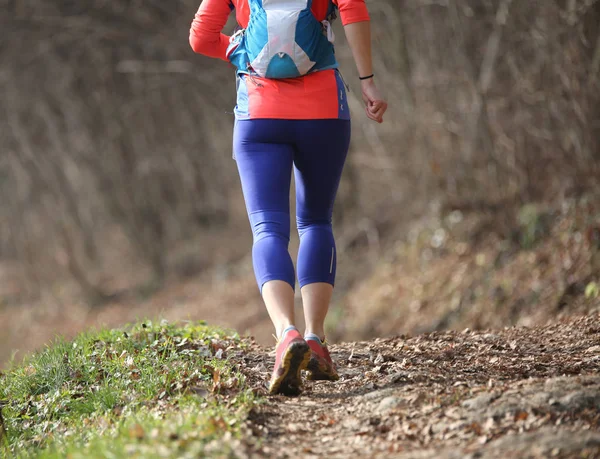Женщина сфотографирована сзади в спортивной одежде бегущей во время m — стоковое фото